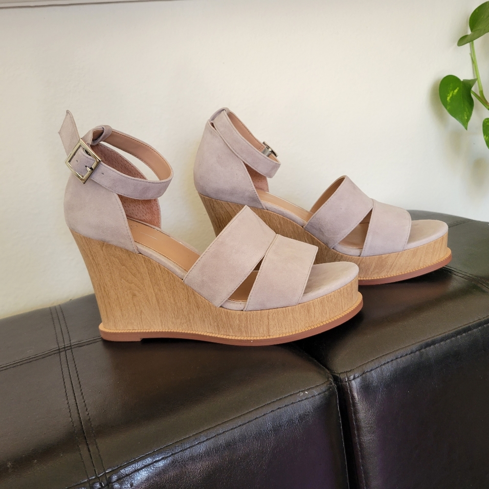 Linea Paolo Emma Wedge Sandal. Brand new size 9.5 LIGHT GREY COLOR